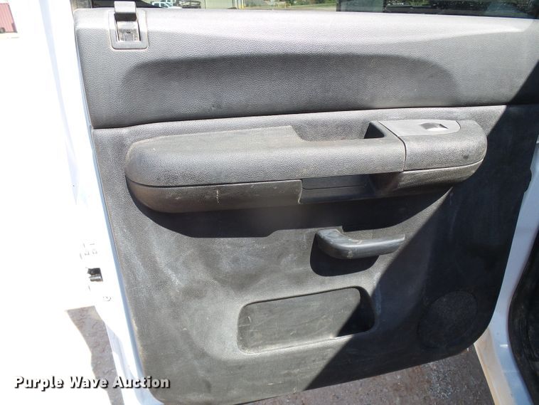 image for item DG0185 2014 Chevrolet Silverado 3500HD Crew Cab flatbed pickup truck