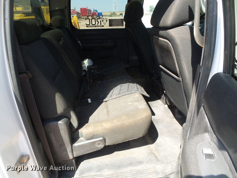 image for item DG0185 2014 Chevrolet Silverado 3500HD Crew Cab flatbed pickup truck