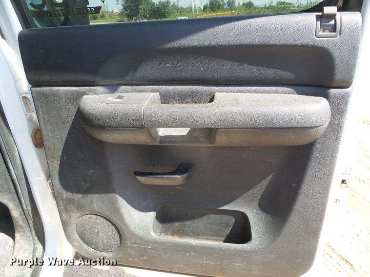 image for item DG0185 2014 Chevrolet Silverado 3500HD Crew Cab flatbed pickup truck