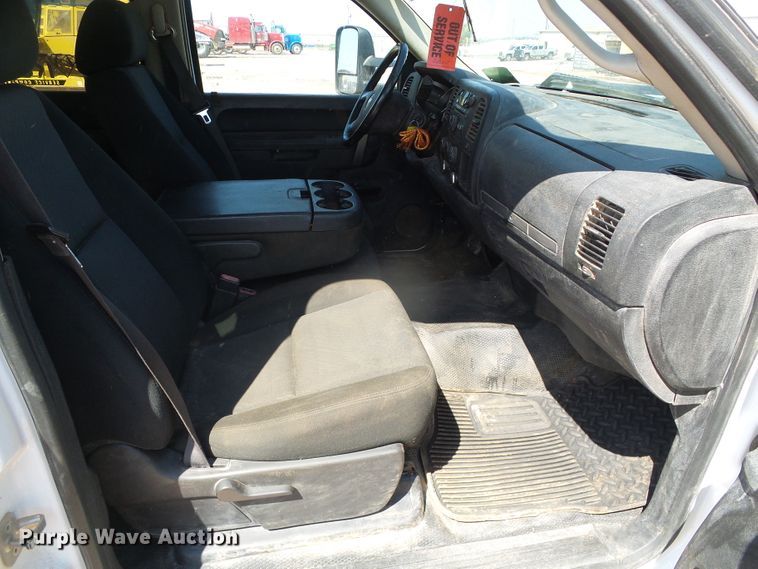 image for item DG0185 2014 Chevrolet Silverado 3500HD Crew Cab flatbed pickup truck