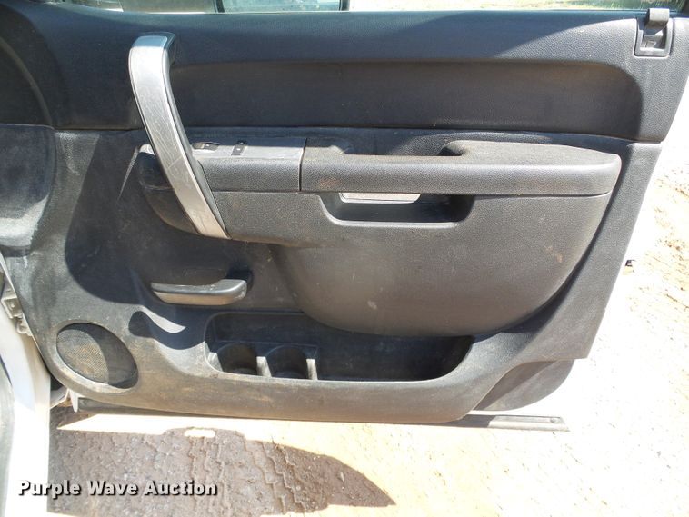 image for item DG0185 2014 Chevrolet Silverado 3500HD Crew Cab flatbed pickup truck