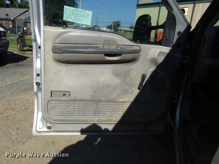 image for item DG1345 2001 Ford F350 Super Duty Crew Cab flatbed pickup truck