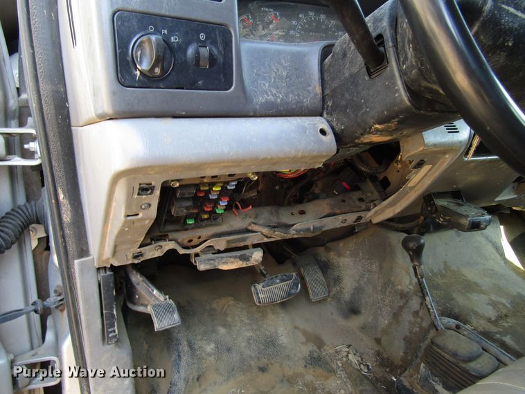 image for item DG1345 2001 Ford F350 Super Duty Crew Cab flatbed pickup truck