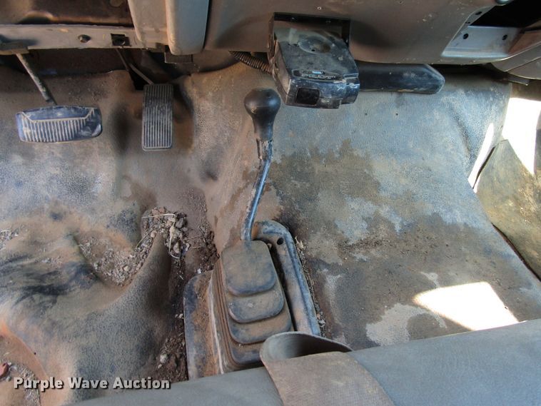 image for item DG1345 2001 Ford F350 Super Duty Crew Cab flatbed pickup truck