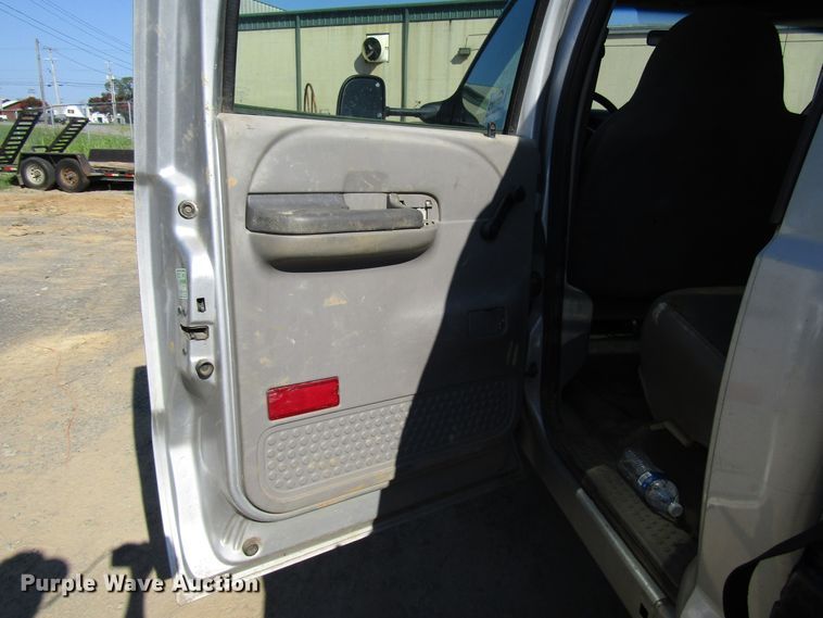 image for item DG1345 2001 Ford F350 Super Duty Crew Cab flatbed pickup truck