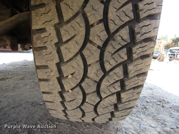 image for item DG1345 2001 Ford F350 Super Duty Crew Cab flatbed pickup truck