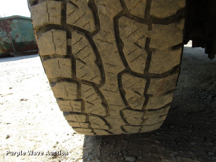 image for item DG1345 2001 Ford F350 Super Duty Crew Cab flatbed pickup truck