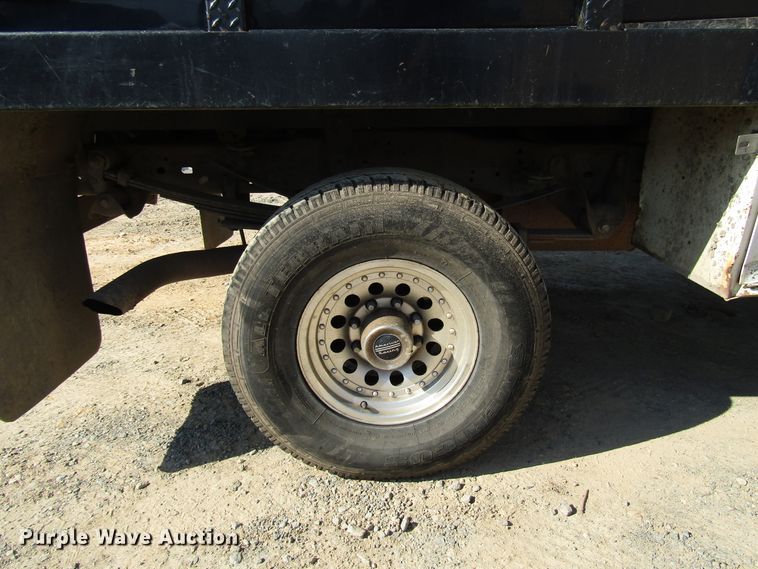 image for item DG1345 2001 Ford F350 Super Duty Crew Cab flatbed pickup truck