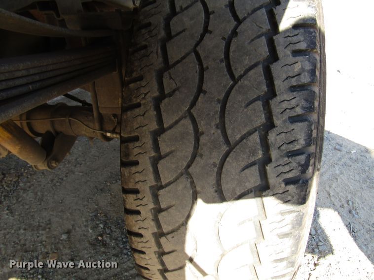 image for item DG1345 2001 Ford F350 Super Duty Crew Cab flatbed pickup truck