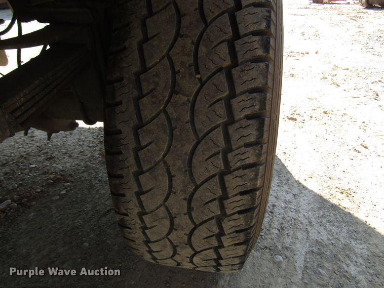 image for item DG1345 2001 Ford F350 Super Duty Crew Cab flatbed pickup truck