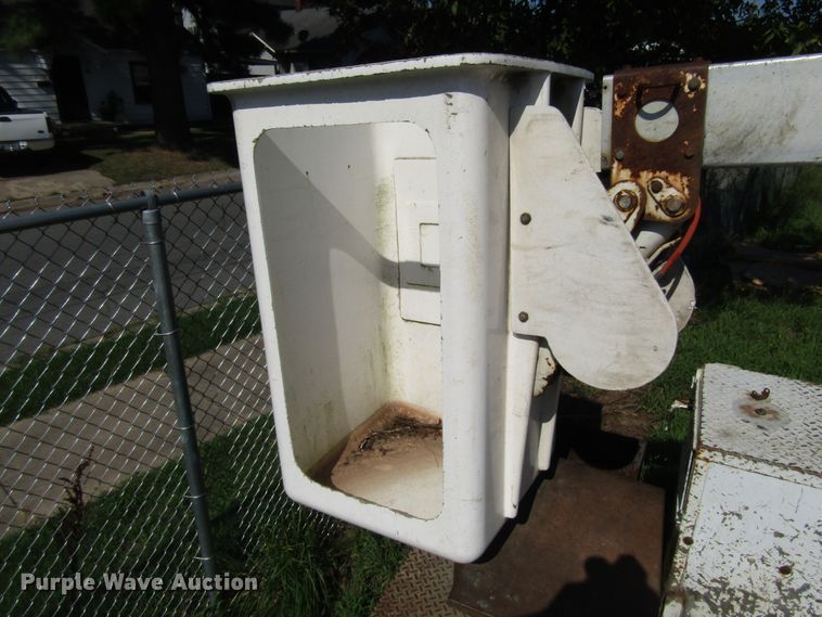 image for item DG1348 2000 Ford F450 Super Duty bucket truck