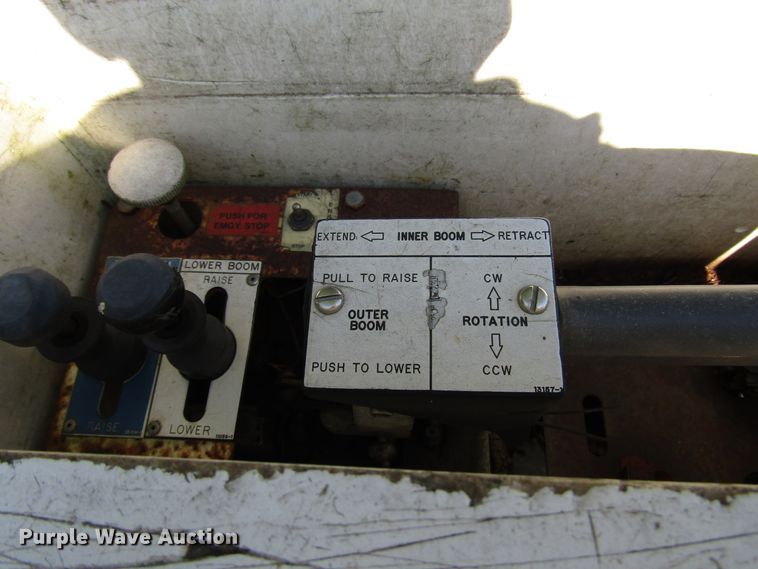 image for item DG1348 2000 Ford F450 Super Duty bucket truck