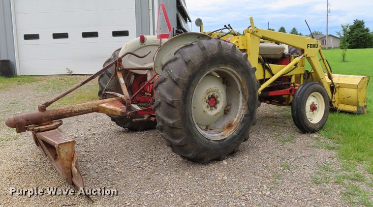 image for item DH0285 Ford 801 tractor