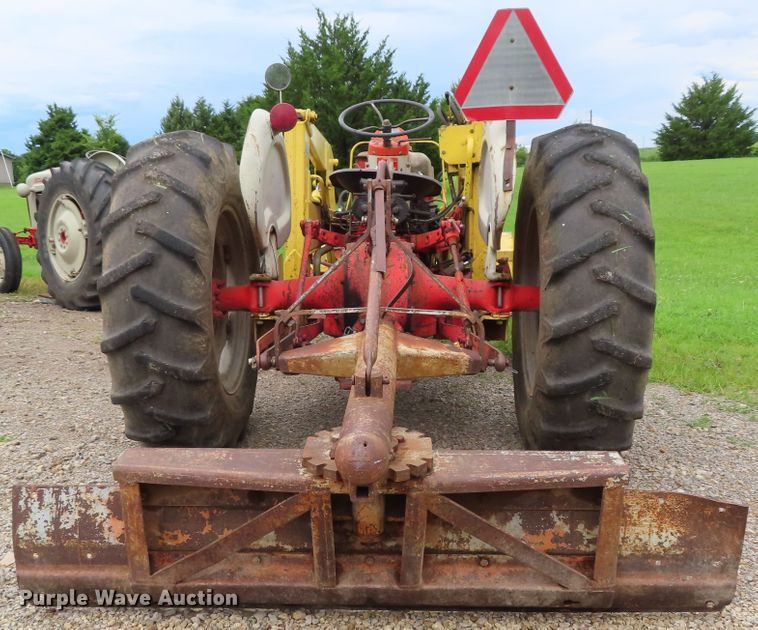 image for item DH0285 Ford 801 tractor