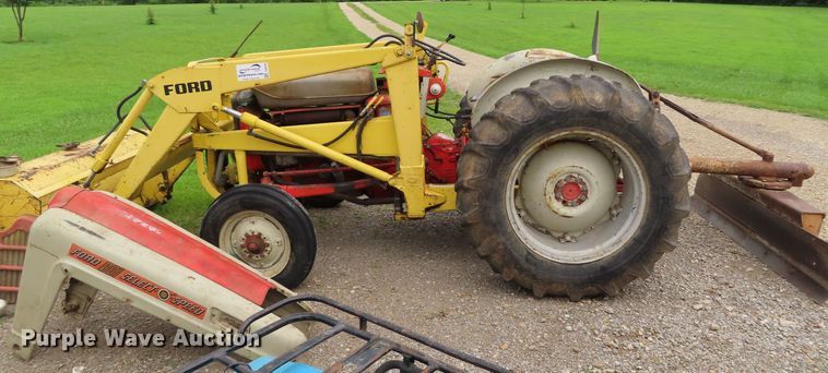 image for item DH0285 Ford 801 tractor