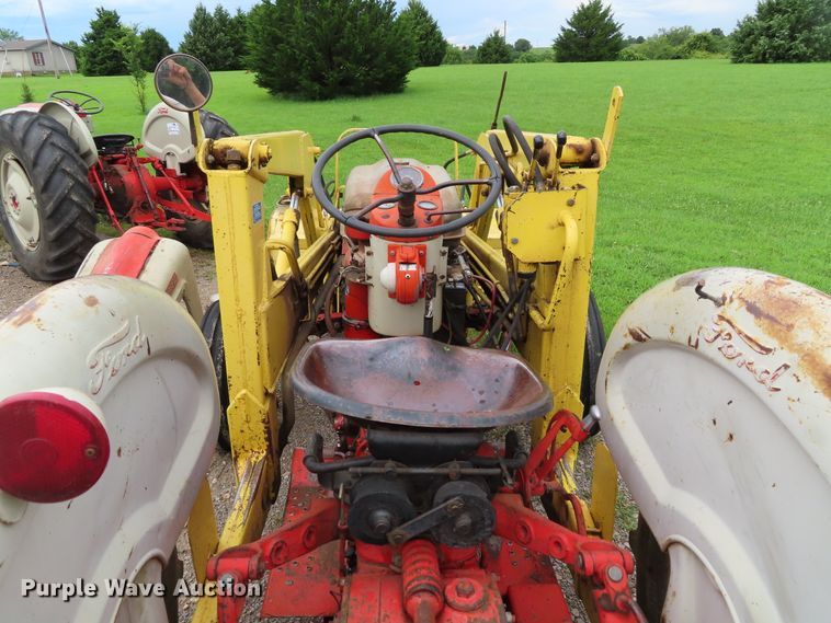 image for item DH0285 Ford 801 tractor