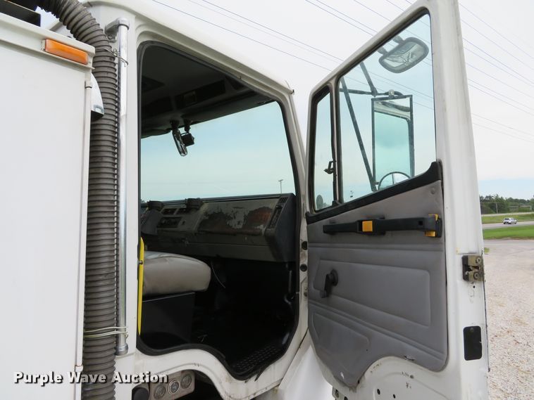 image for item DH1542 2002 Freightliner Business Class M2 service truck