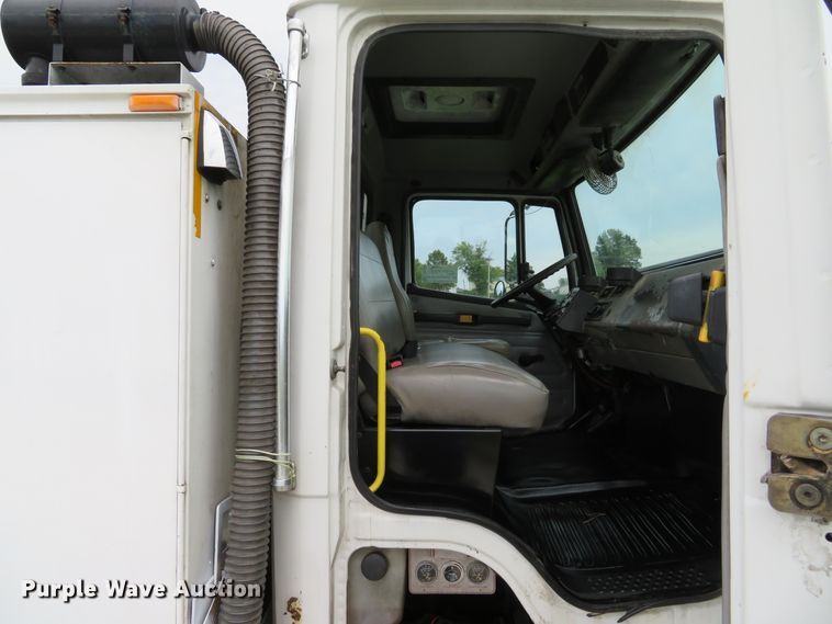 image for item DH1542 2002 Freightliner Business Class M2 service truck