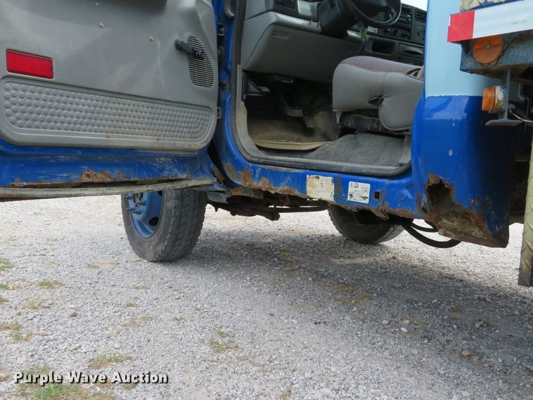 image for item DH1544 2004 Ford F550 Super Duty XL flatbed truck with crane