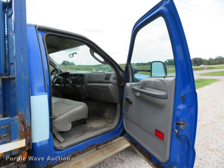 image for item DH1544 2004 Ford F550 Super Duty XL flatbed truck with crane