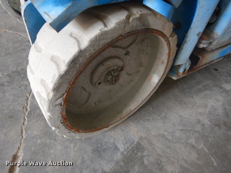 image for item DH2568 2004 Genie GS-2632 scissor lift