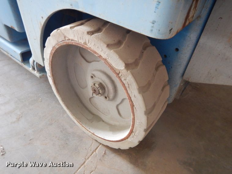 image for item DH2568 2004 Genie GS-2632 scissor lift