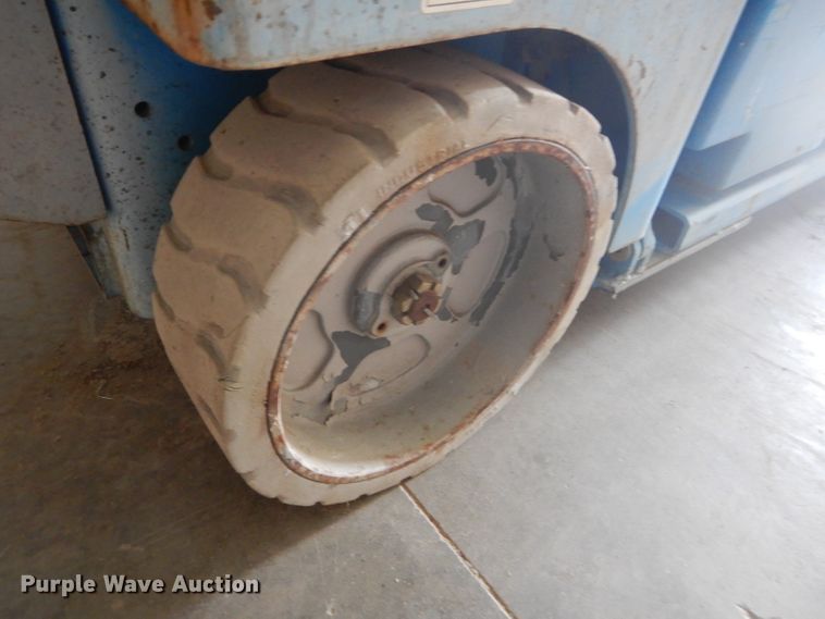 image for item DH2568 2004 Genie GS-2632 scissor lift