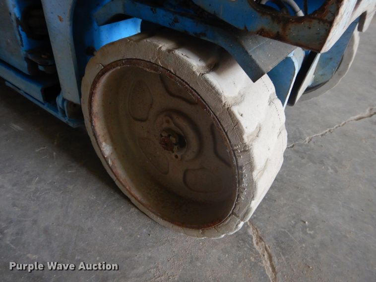 image for item DH2568 2004 Genie GS-2632 scissor lift