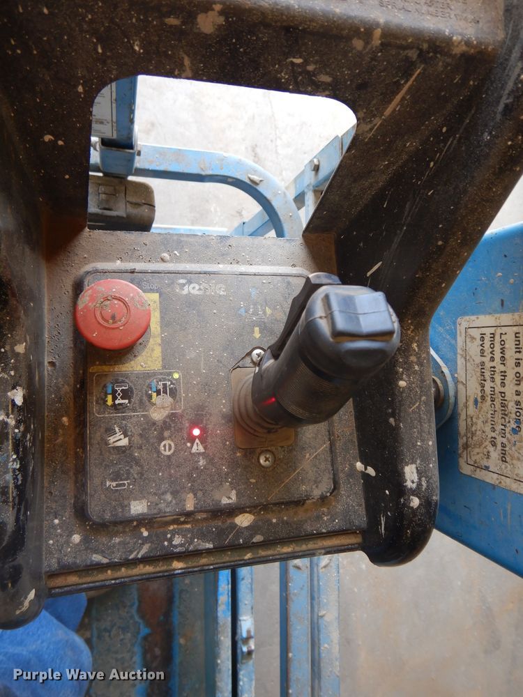 image for item DH2569 2002 Genie GS-2632 scissor lift