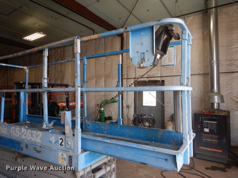 image for item DH2569 2002 Genie GS-2632 scissor lift
