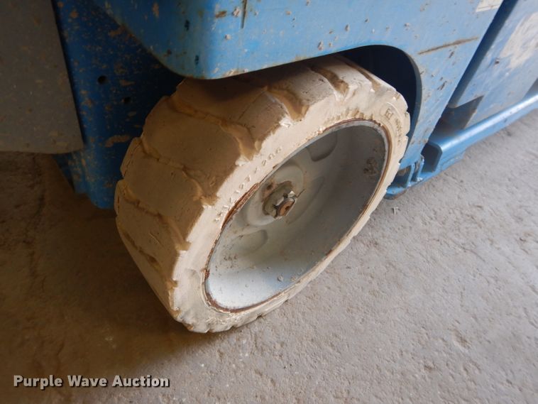 image for item DH2569 2002 Genie GS-2632 scissor lift