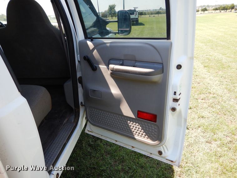 image for item DH3558 2001 Ford F550 Crew Cab utility truck