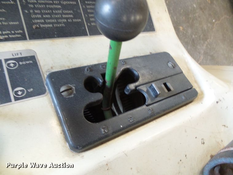 image for item DI0638 John Deere 112 lawn mower