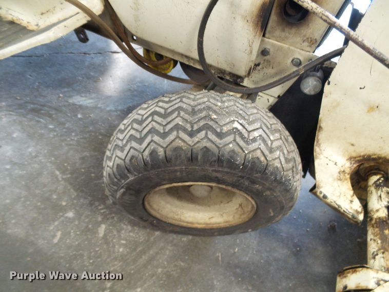 image for item DI0638 John Deere 112 lawn mower