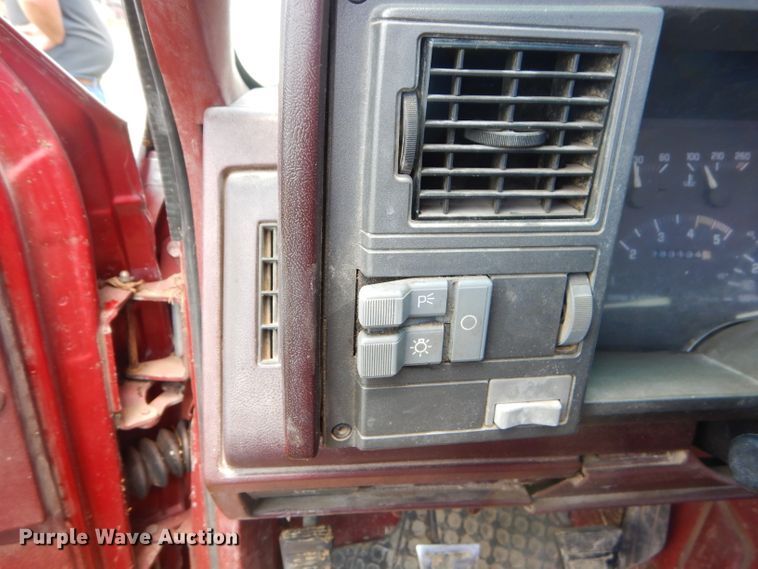 image for item ED9441 1992 Chevrolet C1500 pickup truck