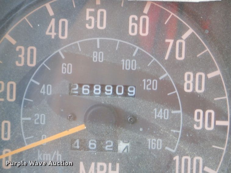 image for item ED9445 1998 Chevrolet Tiltmaster W4 box truck