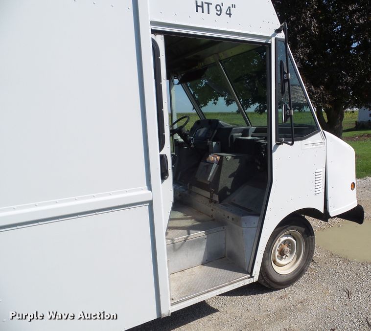 image for item EM9824 1998 Chevrolet P30 delivery truck