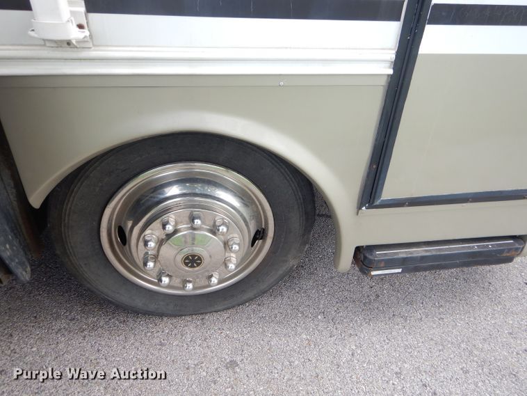 image for item FC9900 2003 Safari Cheetah RV