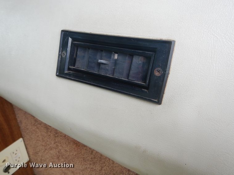 image for item FC9900 2003 Safari Cheetah RV