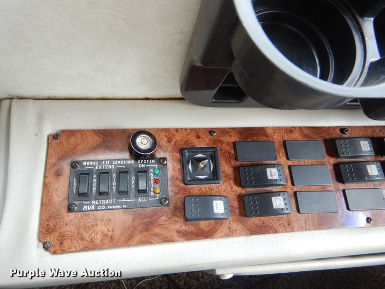 image for item FC9900 2003 Safari Cheetah RV