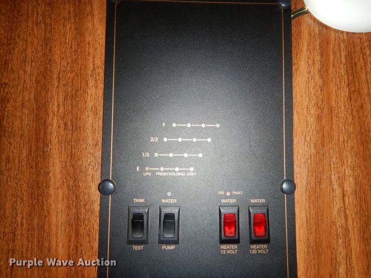 image for item FC9900 2003 Safari Cheetah RV