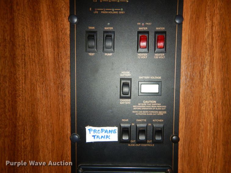 image for item FC9900 2003 Safari Cheetah RV