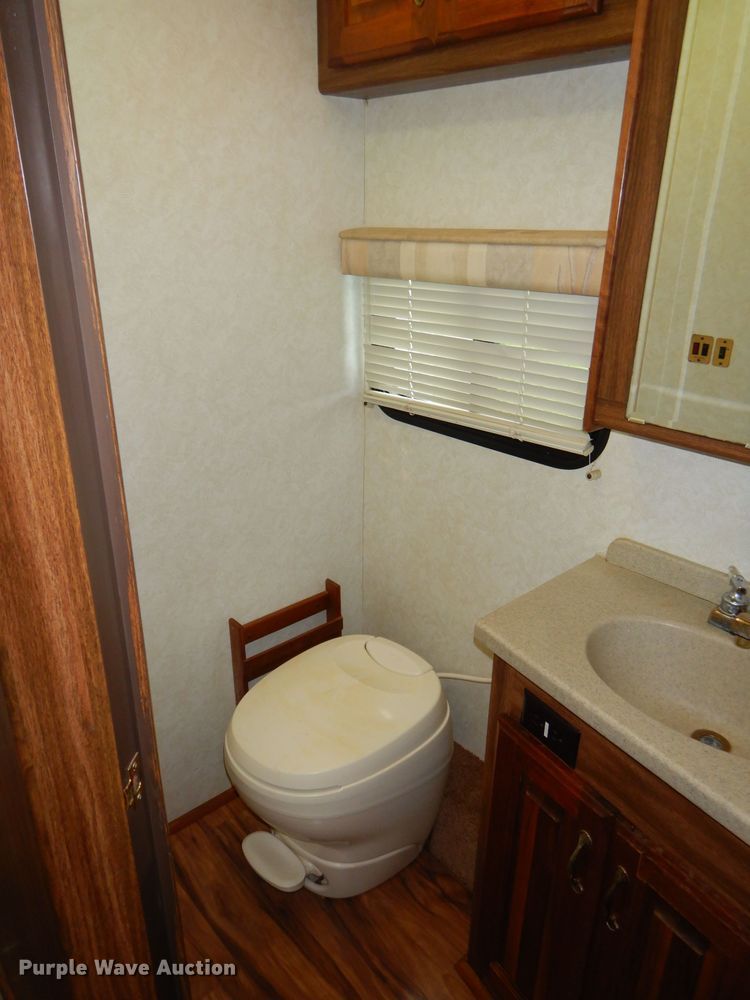 image for item FC9900 2003 Safari Cheetah RV