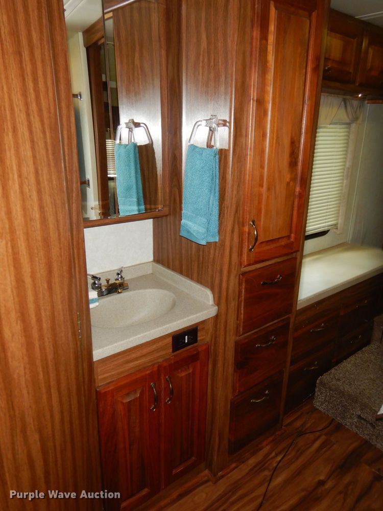 image for item FC9900 2003 Safari Cheetah RV