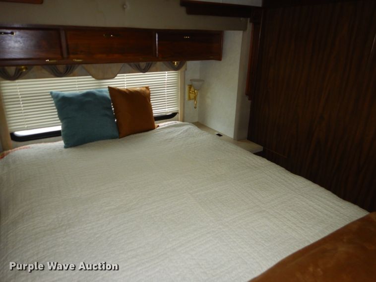 image for item FC9900 2003 Safari Cheetah RV