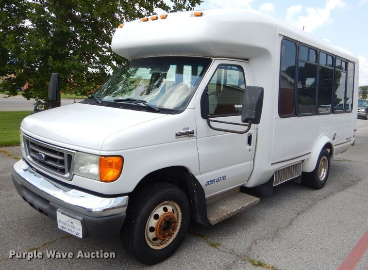 image for item FC9906 2006 Ford E350 shuttle bus