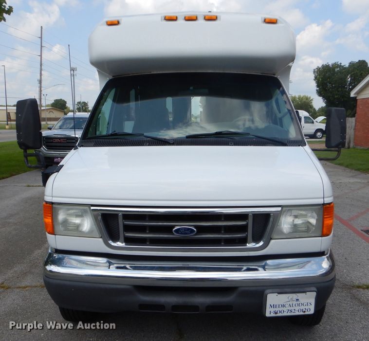 image for item FC9906 2006 Ford E350 shuttle bus