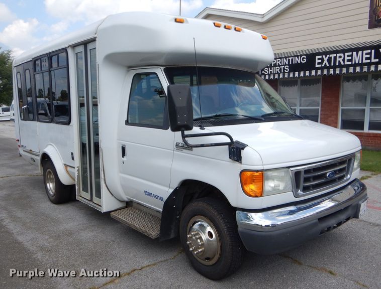image for item FC9906 2006 Ford E350 shuttle bus