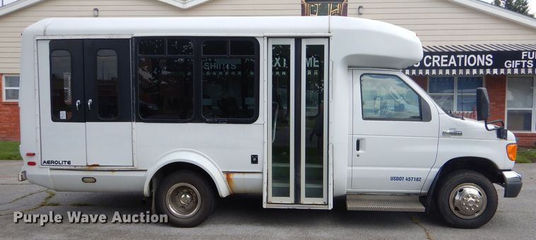 image for item FC9906 2006 Ford E350 shuttle bus