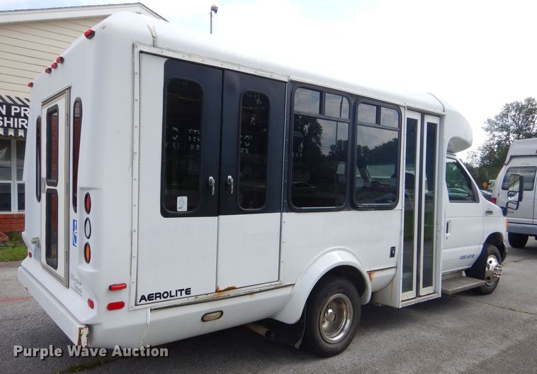 image for item FC9906 2006 Ford E350 shuttle bus